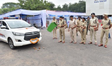 पुलिस मुख्यालय नवा रायपुर से प्राप्त इंटरसेपटर वाहन को पुलिस अधीक्षक दुर्ग द्वारा हरी झण्डी दिखाकर किया गया रवाना