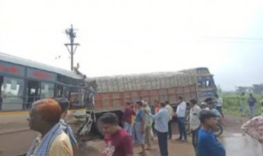 रायपुर में तेज रफ्तार ट्रक और सिटी बस की टक्कर: 20 से ज्यादा घायल, ड्राइवर की हालत नाजुक