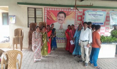 उन्नति महिला स्व सहायता समूह की महिलाओं ने दुर्ग  के सांसद विजय बघेल को महिला सामुदायिक भवन निर्माण हेतु पत्र दिया 