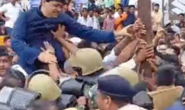 छत्तीसगढ़ में कांग्रेसी बुधवार को विधानसभा का घेराव करने निकल पड़े हैं,इस दौरान कांग्रेसियों ने बैरिकेड तोड़ दिया, पुलिस के रोकने के दौरान मेयर ढेबर ने पुलिस को धमकाया।