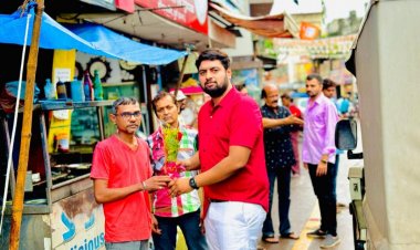 निगम राजस्व की टीम ने गुलाब का फूल देकर इंदिरा मार्केट के व्यापारियों को अस्थाई अतिक्रमण हटाने का किया आग्रह