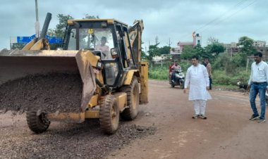 शिवनाथ नदी महमरा मार्ग पर लगातार कांवड़ यात्रा लेकर निकलने वाले श्रद्धालुओं का आना जाना,महापौर धीरज बाकलीवाल स्वयं खड़े होकर शुरू करवाया गड्डे भरने का कार्य