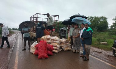 शिवनाथ नदी में बड़े  हुए जलस्तर के कारण ग्राम डांडेसरा बना टापू ,जिला पंचायत सभापति लक्ष्मी यशवंत साहू ग्रामवासियों से मिल कर उनके लिए राशन की व्यवस्था कराई
