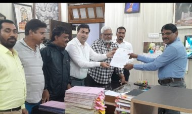 महापौर ने संभाग लोक निर्माण विभाग के ईई को पुलगाँव नाला पुलिया के तत्काल मरम्मत करने सौपा ज्ञापन