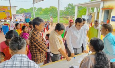 जनसमस्या निवारण शिविर में बारिश के बाद भी सौ से अधिक लोग अपनी समस्या के निराकरण के लिए पहुंचे