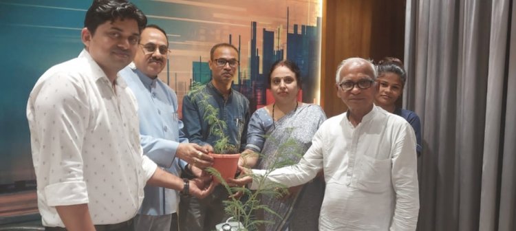 नगर निगम के स्वच्छता ब्रांड एंबेसेडर डॉ पाणिग्राही एवम श्रीमती नमीता शर्मा शासकीय एवम निजी अस्पतालों में पहुंचकर डॉक्टर्स का किया अभिनंदन