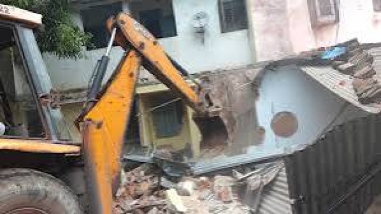 आरोपी अंकुर शर्मा के घर पर आज बीएसपी एनफोर्समेंट डिपार्टमेंट एवं पुलिस विभाग के द्वारा संयुक्त कार्यवाही करते हुए बुलडोजर चलाया