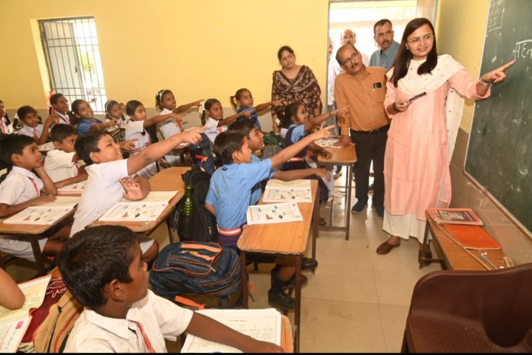 स्कूल निरीक्षण पर पहुंची कलेक्टर, दिखी टीचर की भूमिका में, विद्यार्थियों से पूछे सवाल