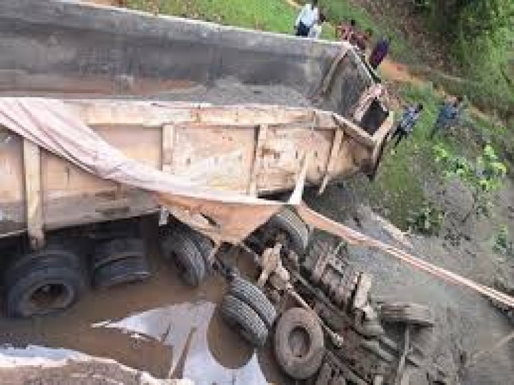 नेशनल हाइवे 343, अंबिकापुर-गढ़वा रोड में क्लींकर लोड ट्रेलर बेकाबू होकर पुल से 25 फीट नीचे गिर गया