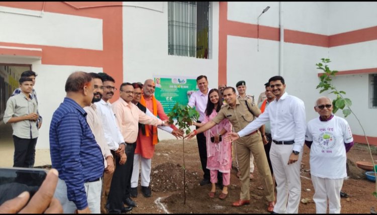 एक पेड़ मां के नाम’ लगाने के आह्वान पर वृक्षारोपण ,वन विभाग का आयोजन