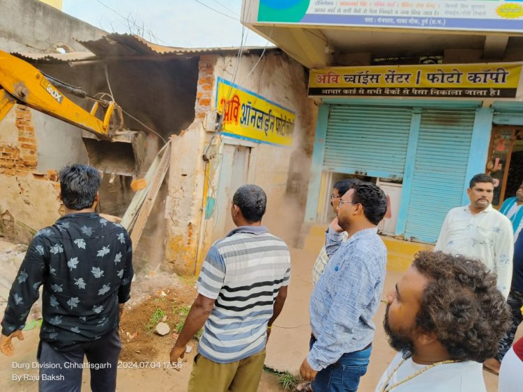 गंजपारा से नगर निगम ने हटाया वर्षों पुराना कब्जा,जर्जर भवन को जेसीबी से किया धराशाही