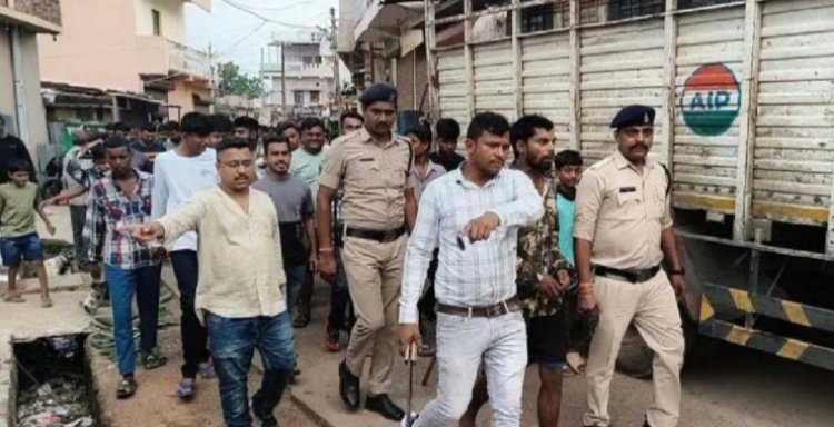 भिलाई के रूआबांधा में गर्भवती गाय पर क्रूरता करने वाले आरोपी रमाशंकर को पुलिस ने गिरफ्तार कर निकाला जुलूस