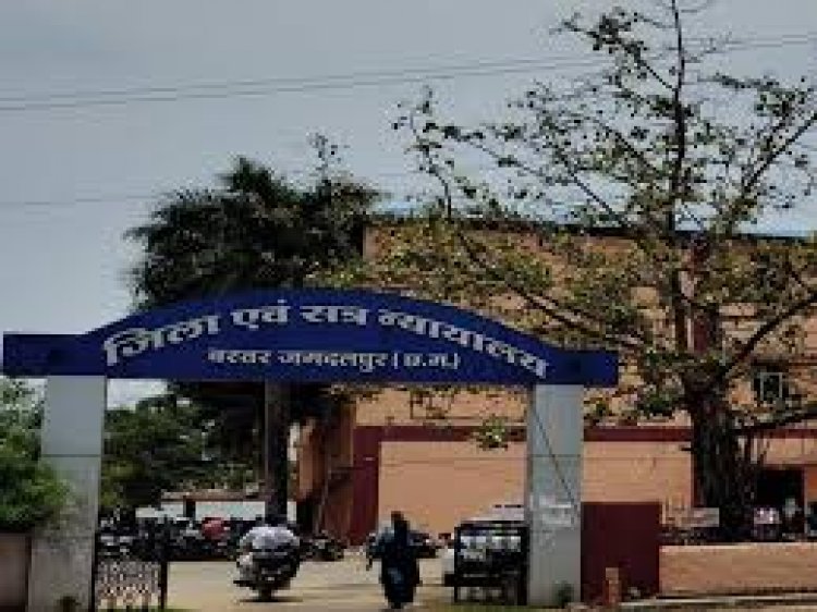 छत्तीसगढ़ के बस्तर जिले में एक युवक की हत्या करने वाले 3 आरोपियों को बस्तर जिला एवं सत्र न्यायालय ने उम्र कैद की सजा सुनाई