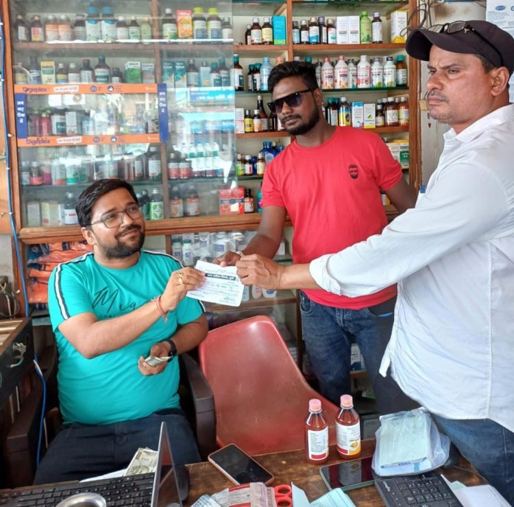 सड़क किनारे मलमा का ढेर ,निगम ने लगाया कमला मेडिकल संचालक पर जुर्माना,सड़क पर मलमा मिली तो होगी सख्त कार्रवाई:आयुक्त लोकेश चन्द्राकर