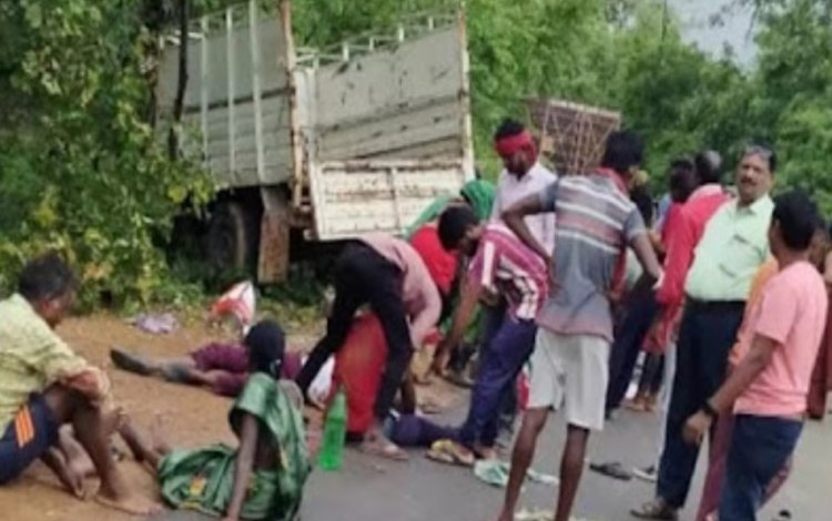 तेज रफ्तार पिकअप वाहन जंगल में बेकाबू होकर दुर्घटनाग्रस्त हो गई, तीन की मौके पे ही मौत,22 से अधिक घायल