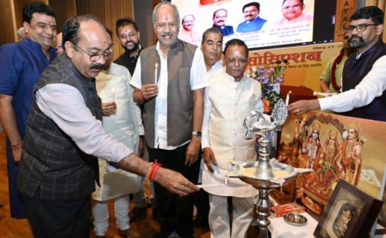 उप मुख्यमंत्री अरुण साव आज छत्तीसगढ़ सराफा एसोशिएशन के नवनिर्वाचित पदाधिकारियों के शपथ ग्रहण और आशीर्वाद समारोह में शामिल हुए