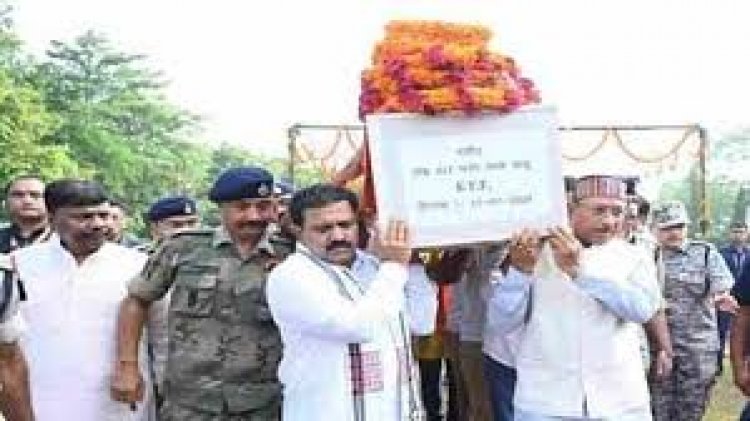 छत्तीसगढ़ के मुख्यमंत्री विष्णुदेव साय और गृहमंत्री विजय शर्मा ने शहीद जवानों के पार्थिव शरीर को कंधा दिया