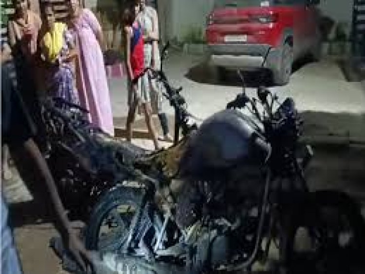 छत्तीसगढ़ के बिलासपुर में बीती रात होंडा वैरियो की इलेक्ट्रिक बाइक में आग लग गई