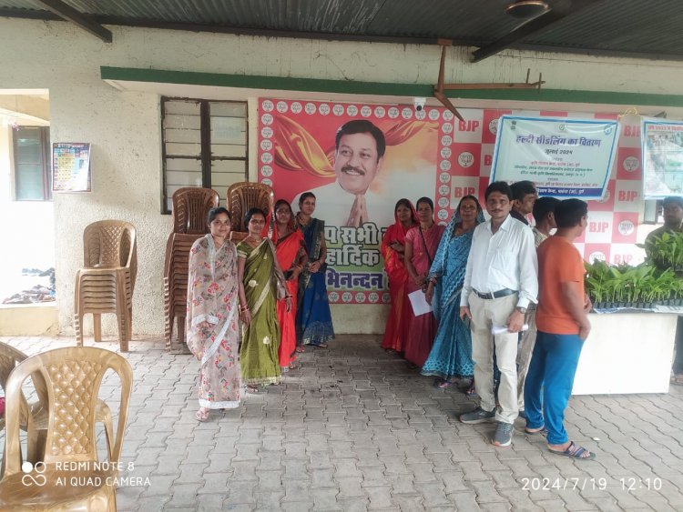 उन्नति महिला स्व सहायता समूह की महिलाओं ने दुर्ग के सांसद विजय बघेल को महिला सामुदायिक भवन निर्माण हेतु पत्र दिया