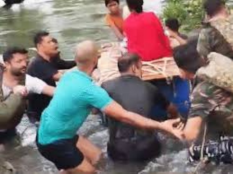 छत्तीसगढ़ में बीजापुर जिले के नक्सल इलाके में तैनात CRPF के जवान महिला और उसके नवजात बच्चे के लिए देवदूत बन गए