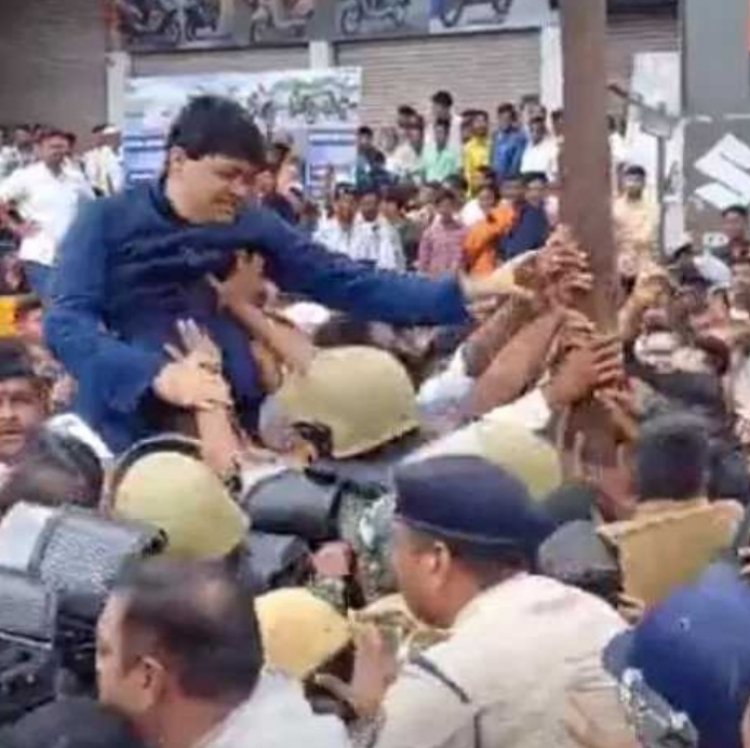 छत्तीसगढ़ में कांग्रेसी बुधवार को विधानसभा का घेराव करने निकल पड़े हैं,इस दौरान कांग्रेसियों ने बैरिकेड तोड़ दिया, पुलिस के रोकने के दौरान मेयर ढेबर ने पुलिस को धमकाया।