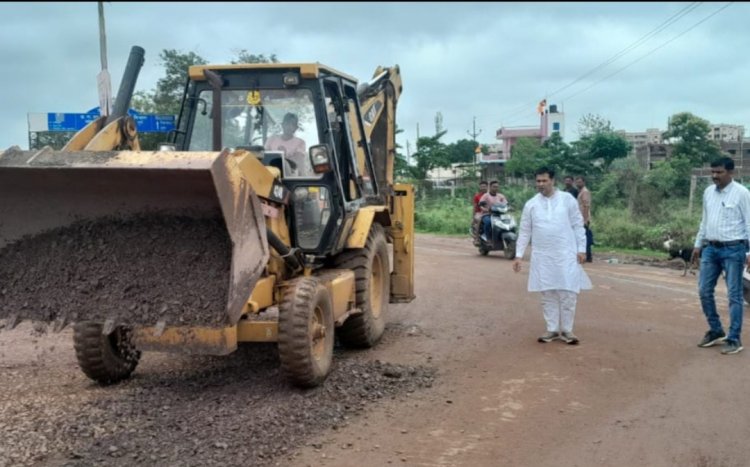 शिवनाथ नदी महमरा मार्ग पर लगातार कांवड़ यात्रा लेकर निकलने वाले श्रद्धालुओं का आना जाना,महापौर धीरज बाकलीवाल स्वयं खड़े होकर शुरू करवाया गड्डे भरने का कार्य