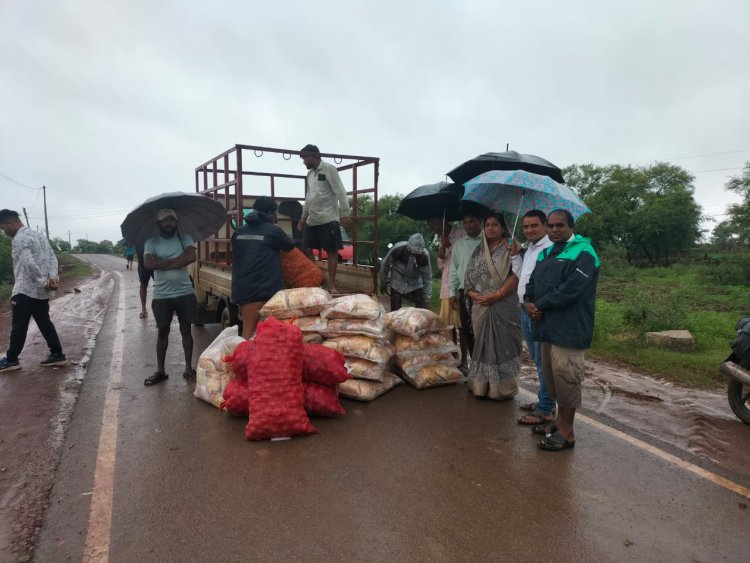 शिवनाथ नदी में बड़े हुए जलस्तर के कारण ग्राम डांडेसरा बना टापू ,जिला पंचायत सभापति लक्ष्मी यशवंत साहू ग्रामवासियों से मिल कर उनके लिए राशन की व्यवस्था कराई