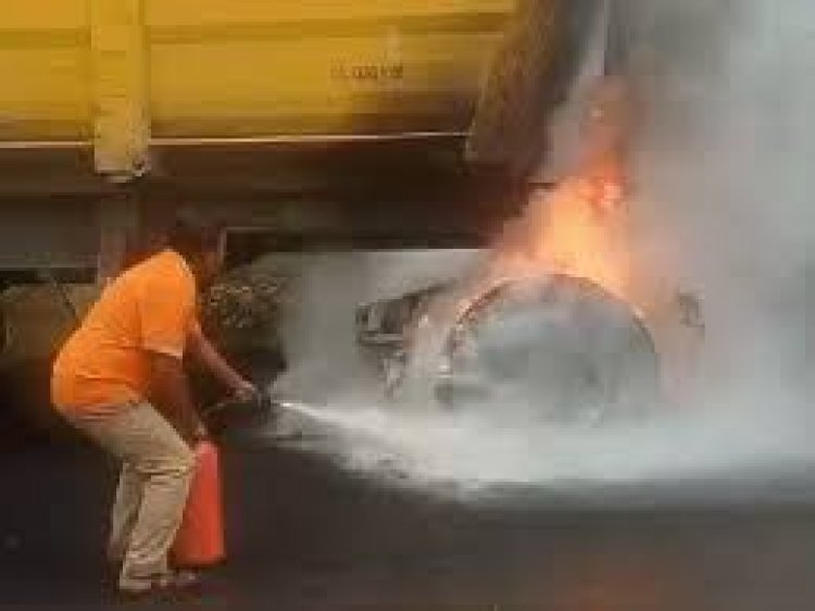 छत्तीसगढ़ के रायगढ़ जिले में कोयला से भरी एक ट्रेलर के पहिए में आग लग गई