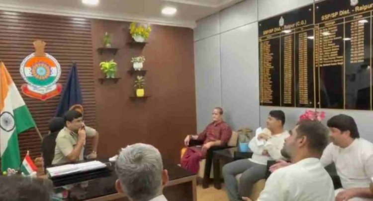 महापौर एजाज ढेबर ने रायपुर SSP से की मुलाकात ,इस दौरान उन्होंने प्रदर्शन में मौजूद 25000 हजार लोगों पर FIR करने कहा या फिर FIR को शून्य करने की मांग करते हुए आत्महत्या की धमकी भी दी