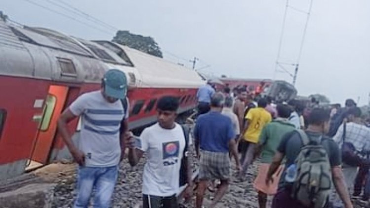 मंगलवार तड़के मुंबई-हावड़ा मेल के 18 डिब्बे झारखंड के सरायकेला-खरसावां जिले में पटरी से उतर गए,घटना में एक व्यक्ति की मौत की खबर है,वहीं 6 यात्री घायल हो गए