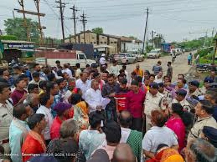 बिलासपुर में बिजली कटौती, ट्रांसफॉर्मर की कमी सहित विभिन्न मांगों को लेकर सोमवार को सैकड़ों ग्रामीणों ने सरगांव सब स्टेशन का घेराव कर दिया