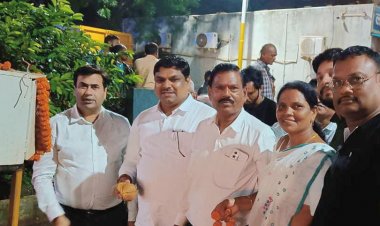 विधायक एवं महापौर ने ट्यूबलर पोल में लगी लाइट को त्यौहारी सीजन को देखते हुए किया शुभारंभ