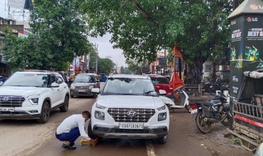यातायात पुलिस दुर्ग द्वारा की जा रही है नो पार्किग में खडी वाहनो पर अभियान कार्यवाही