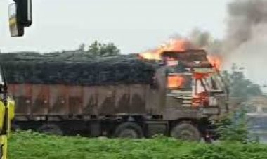 नेशनल हाइवे-53 में बिरकोनी के पास ट्रक में भीषण आग लग गई