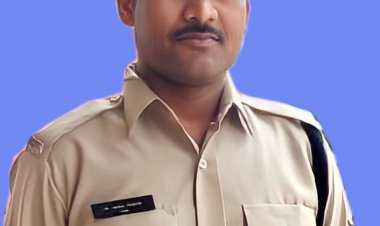 लूट के आरोपियों को थाना वैशाली नगर की बाईक पेट्रोलिंग ने तत्काल धर दबोचा ,बाईक पेट्रोलिंग में तैनात दो आरक्षको के उत्साहवर्धन हेतु  SP जितेन्द्र शुक्ला  द्वर्ग द्वारा किया गया नगद ईनाम से पुरूस्कृत