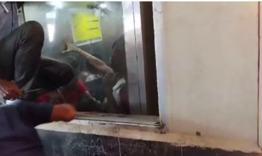 रायपुर रेलवे स्टेशन की लिफ्ट में फंसे यात्री, फोड़ा गया कांच