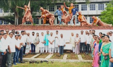 क्रांति दिवस 9 अगस्त अंग्रेजो भारत छोड़ो आजादी के आवाज बुलंद करने।वाले शुरवीरो को कांग्रेस जनों ने श्रद्धा सुमन अर्पित कर नमन किया