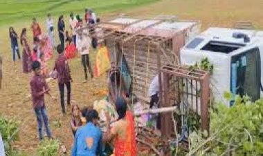 छत्तीसगढ़ के कवर्धा में भोरमदेव दर्शन कर लौट रही श्रद्धालुओं से भरी पिकअप वाहन पलट गई