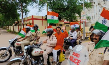 तिरंगा रैली में महापौर,यातायात पुलिस अधिकारी व दुर्ग निगम अधिकारी/कर्मचारीगण हुए शामिल