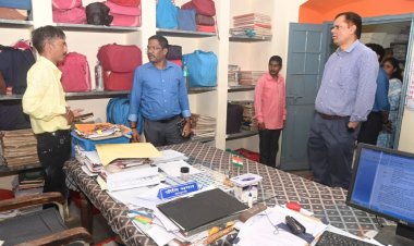 संभागायुक्त श्री एस. एन. राठौर ने किया एसडीएम कोर्ट एवं तहसील कार्यालय का निरीक्षण