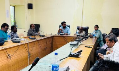 आयुक्त के निर्देश पर सहायक राजस्व अधिकारी ने ली राजस्व विभाग की बैठक