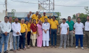 दुर्ग कलेक्टर ने ग्राम कोल्हिापुरी में किया पौधरोपण