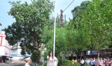 दुर्ग कलेक्टर ने किया ध्वजारोहण