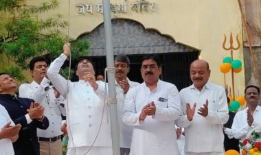 महापौर धीरज बाकलीवाल ने निगम परिसर में किया ध्वजारोहण,देश को आजादी दिलाने वालें अमर शहीदों को किया याद