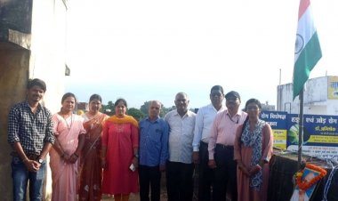 जनसंपर्क कार्यालय में ध्वजारोहण