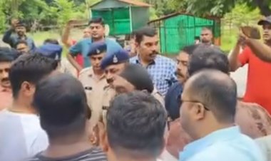 बलौदाबाजार कलेक्टोरेट आगजनी और हिंसा मामले में भिलाई नगर विधायक देवेंद्र यादव को गिरफ्तार करने बलौदा बाजार पुलिस शनिवार सुबह उनके सेक्टर 5 स्थित निवास पहुंची