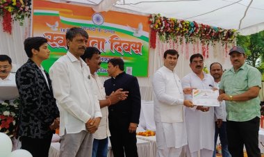 स्वतंत्रता दिवस के अवसर पर महापौर धीरज बाकलीवाल ने उत्कृष्ट कार्य हेतु कर्मचारियो को प्रशस्ति-पत्र से किया सम्मानित