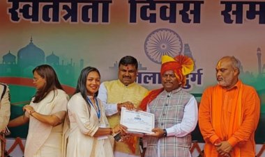 स्वतंत्रता दिवस कार्यक्रम:पुलिस परेड ग्राउंड में वनमंत्री केदार कश्यप ने निगम के कर्मचारियो को सराहनीय कार्य के लिए प्रशस्ति-पत्र से किया सम्मानित