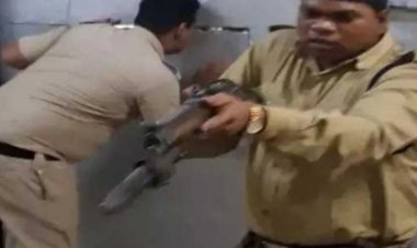 देवेंद्र यादव के  करीब 50 की संख्या में कार्यकर्ता जेल बिल्डिंग के मेन एंट्रेंस गेट तक जा पहुंचे,तब वहां खड़े प्रहरी ने 303 रायफल निकाली और जोर से हटो कहकर कार्यकर्ताओं के सामने तान दी