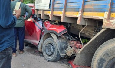 सूर्य मॉल की ओर से अवंतीबाई चौक आ रही तेज रफ्तार कार सड़क किनारे खड़ी ट्रक में घुस गई,2 युवक गंभीर रुप से घायल